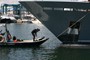 Sotto la prua della nave viene liberata dal pallone.
