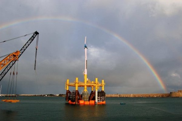 Sollevamento per varo prototipo piattaforma eolica a Brindisi.