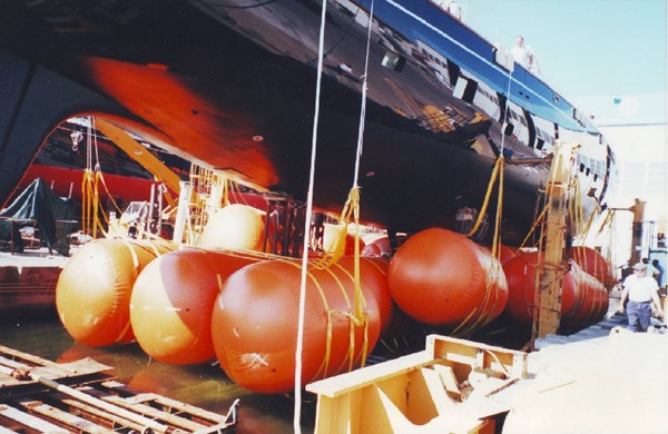 Posizionamento cilindri di spinta sotto imbarcazione di grosse dimensioni